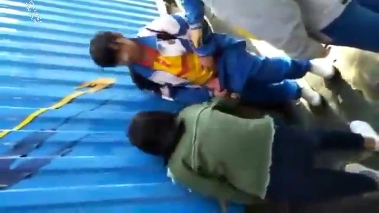 女學生欺負老實同學把褲子強行脫了