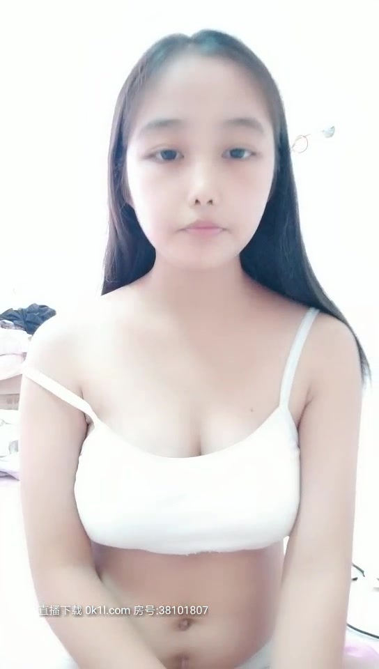 蘿莉孕婦產後歸來，顏值還是那麼可愛，奶子好大現在有奶水了餵給狼友吃，性感的無毛騷逼撅著屁股發騷不要錯過