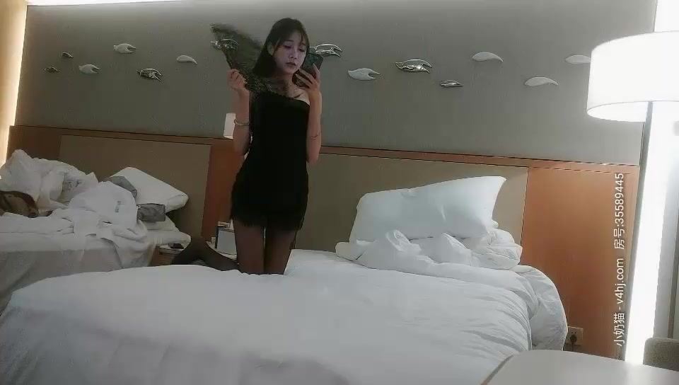 探花郎李尋歡再約高顏值性感嗲嗲妹子盤啪啪，穿上情趣裝黑絲扭動特寫口交後入猛操