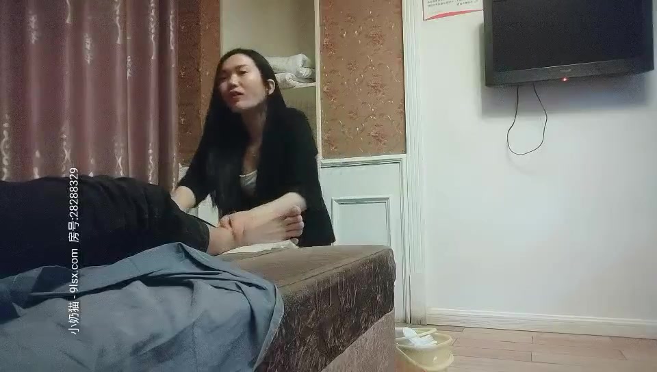 《騷飄飄專業搞雞》1500元半夜足療店撩少婦買鍾到賓館開房啪啪假雞巴搞得人家喊疼