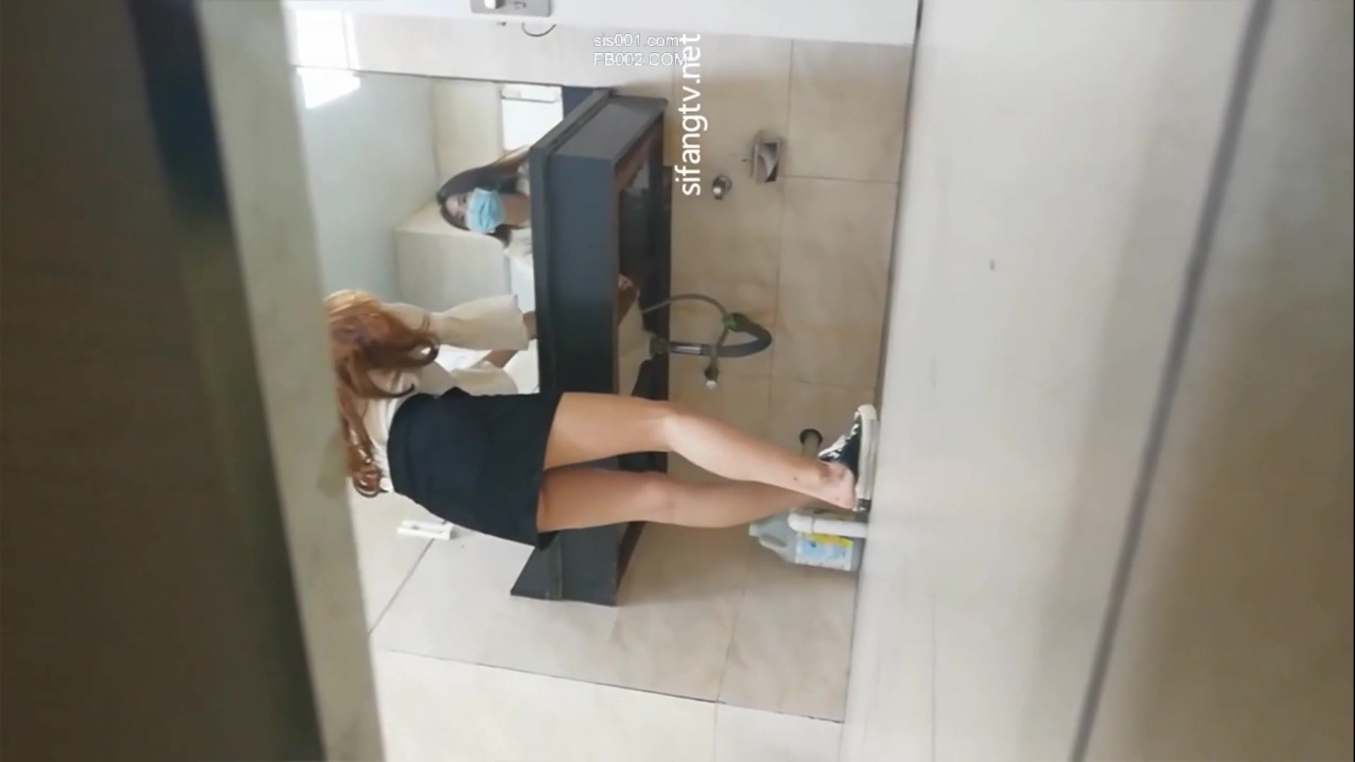 商場廁所偷窺短裙細腿長髮美女噓噓
