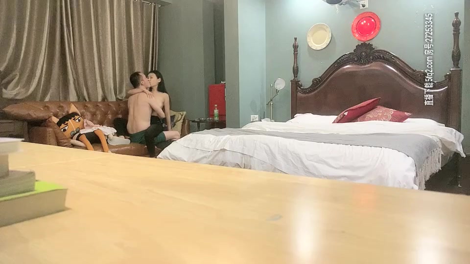 酒店公寓高價網約外圍身高160性格活潑開朗小美女洋洋服務上流人瘦奶大急不可待沙發上就開始搞被誇獎J8好大