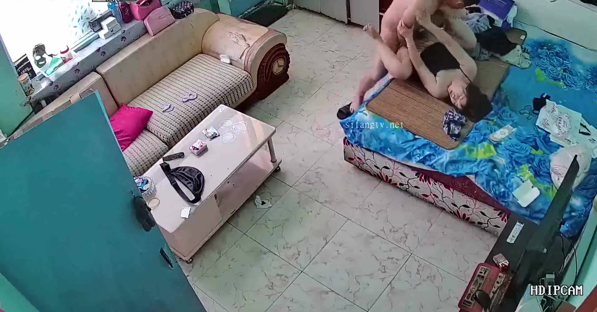 2020駭客破解家庭網路攝像頭精選眼鏡哥和媳婦在客廳自拍不是想發朋友圈吧？