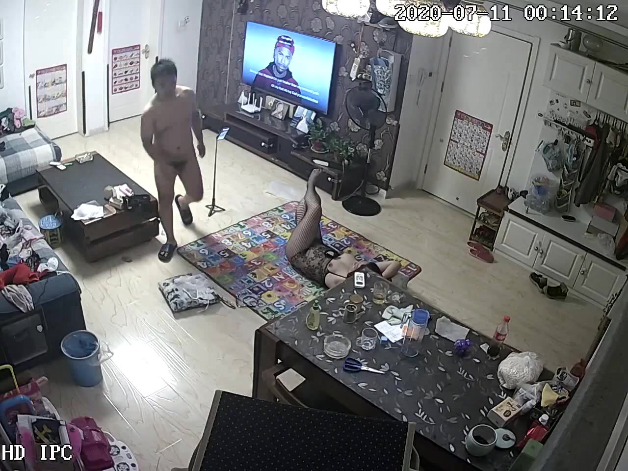 駭客破解家庭網路攝像頭偷拍公務員小夫妻在家裡客廳做愛研究性愛姿勢還用手機拍下
