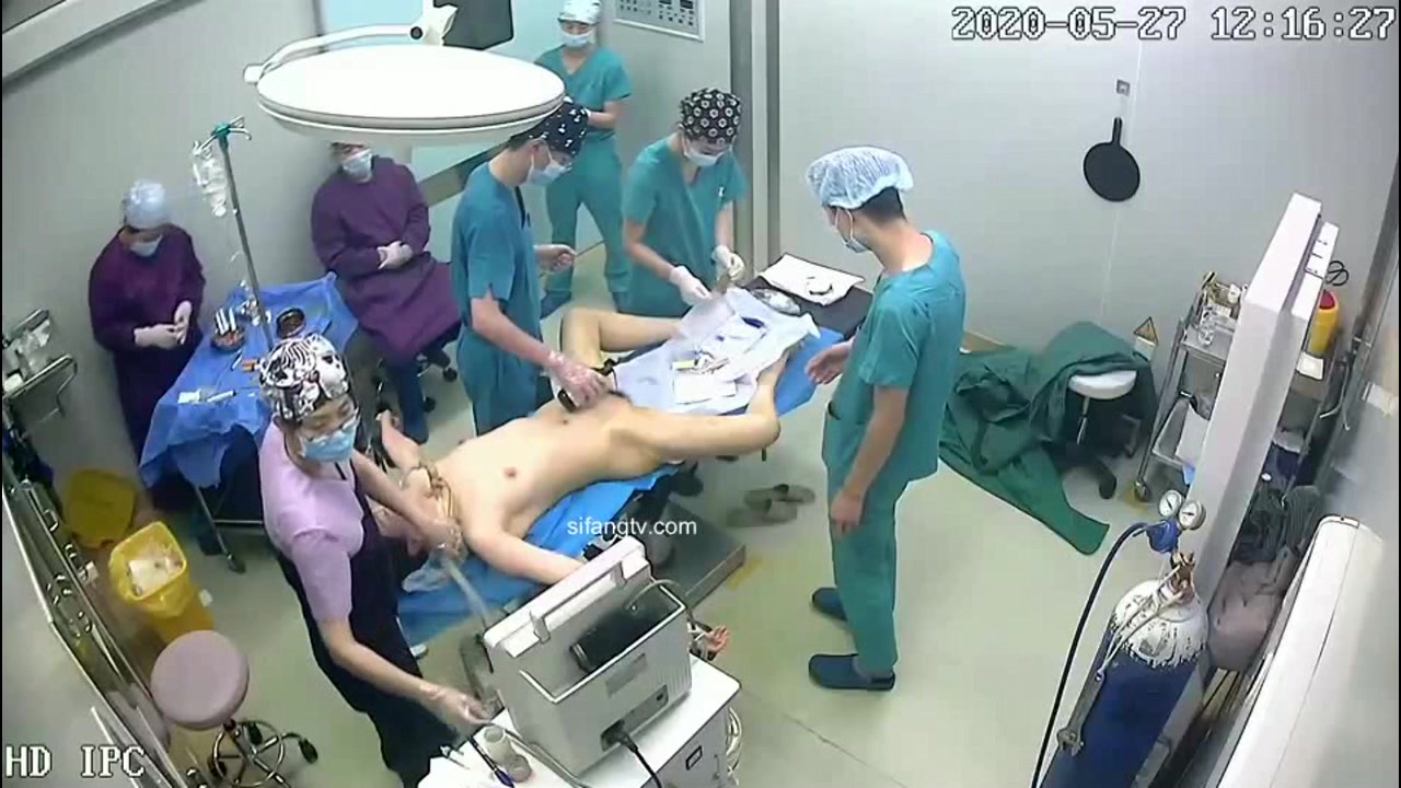 駭客破解攝像頭監控偷拍超級稀缺醫療整形美容手術室兩個脫光光整容的妹子
