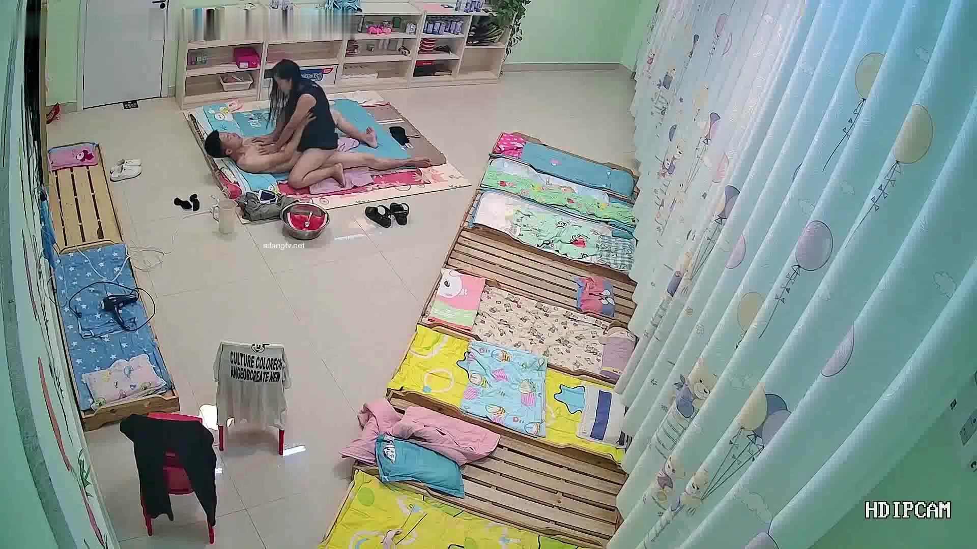 駭客破解幼兒園網路攝像頭監控偷拍幼師美眉被紋身渣渣男友打砸後在幼兒床上強幹無套內射