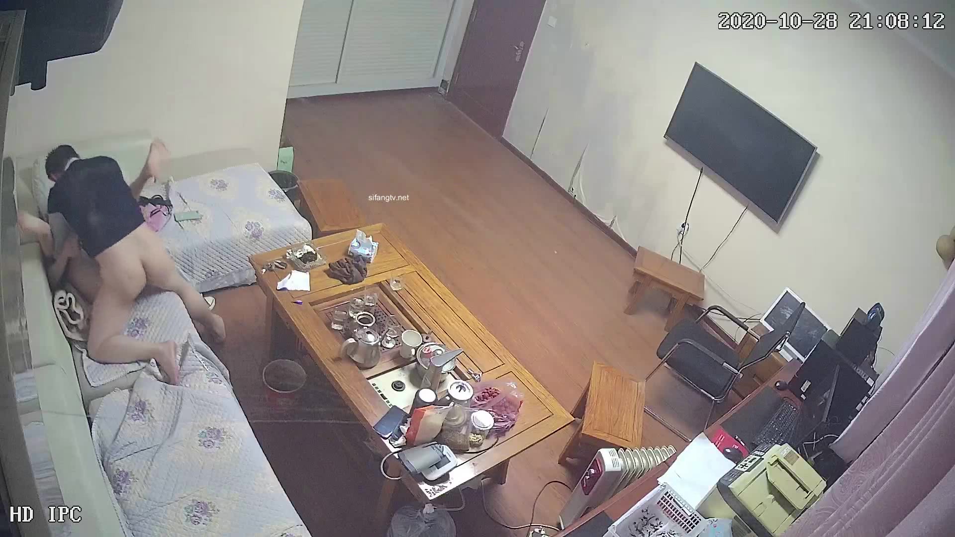 駭客破解網路攝像頭監控偷拍某單位領導晚上加班把財務叫到辦公室沙發各種姿勢啪啪啪方言對白
