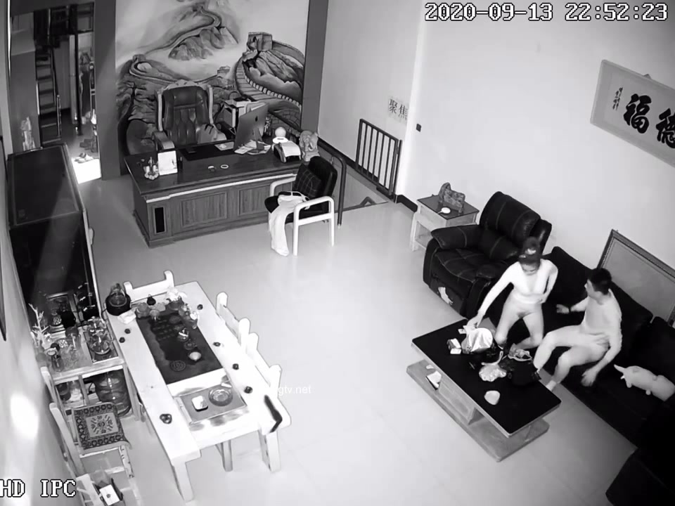 駭客破解網路攝像頭監控偷拍某公司老闆晚上把情人約到辦公室沙發上草到辦公桌旁