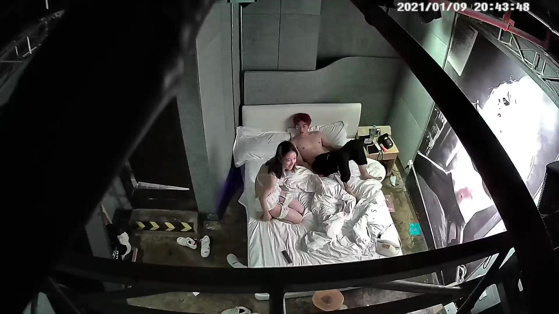 臻品360 酒店工業風主題套房偷拍超高顏值大學生靚妹穿著性感情趣內衣和男友大戰