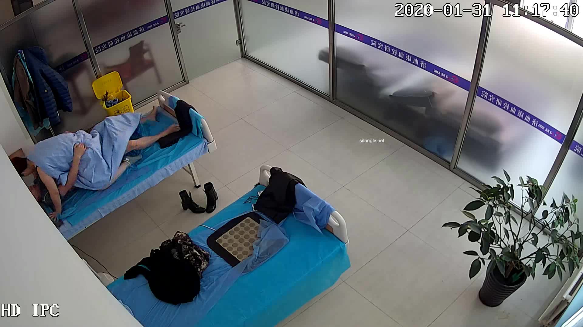 駭客破解網路攝像頭監控偷拍保健用品體驗館大叔大概買了不少保健產品後和老闆娘在理療床上做愛對白清晰