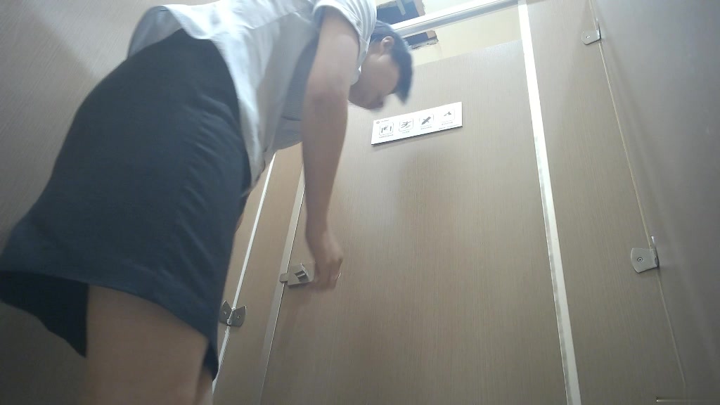 商場廁所偷拍制服少婦多毛的美鮑魚