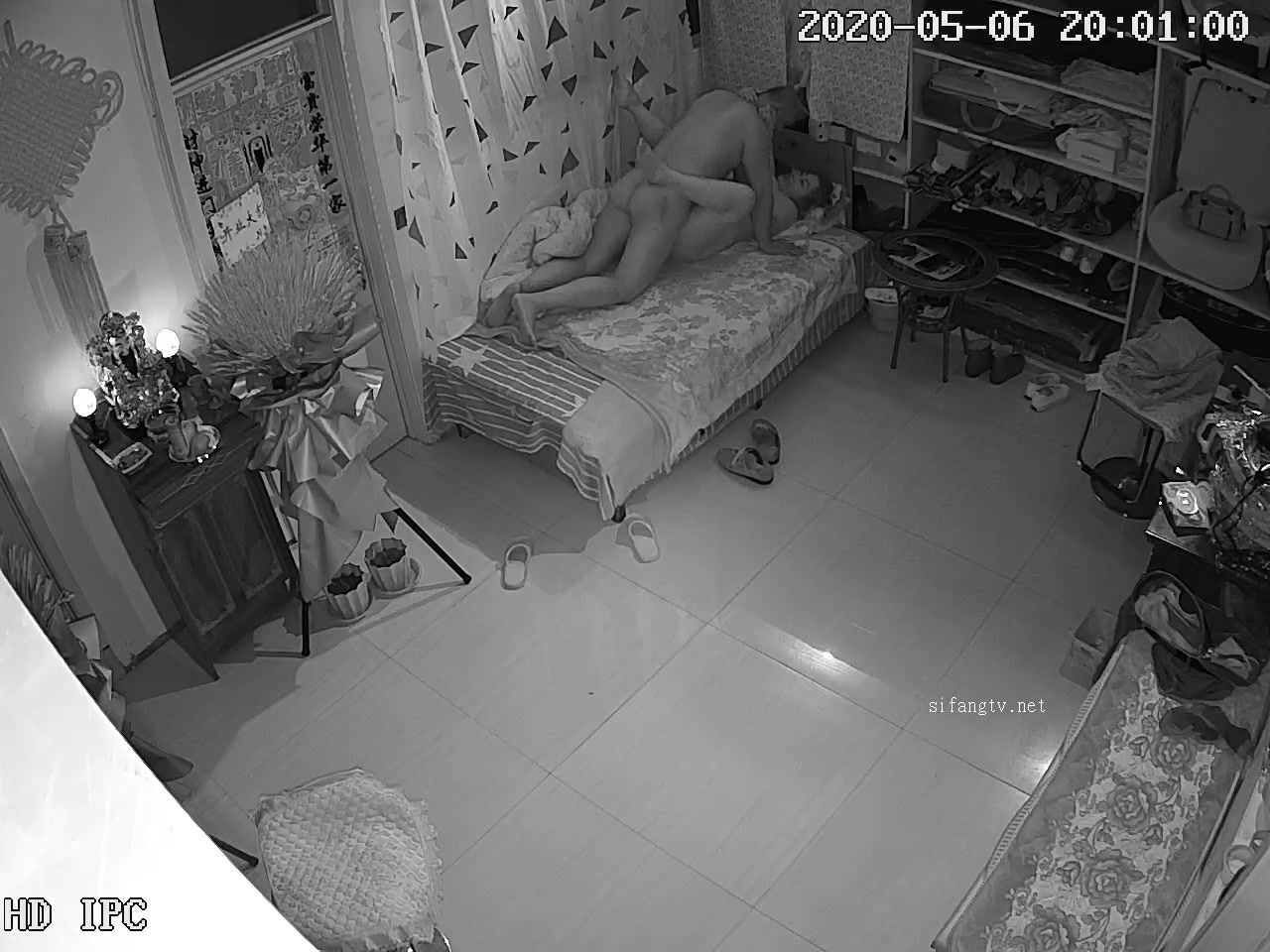 駭客破解網路攝像頭監控偷拍服裝店老闆娘和老相好光頭佬在休息間幽會