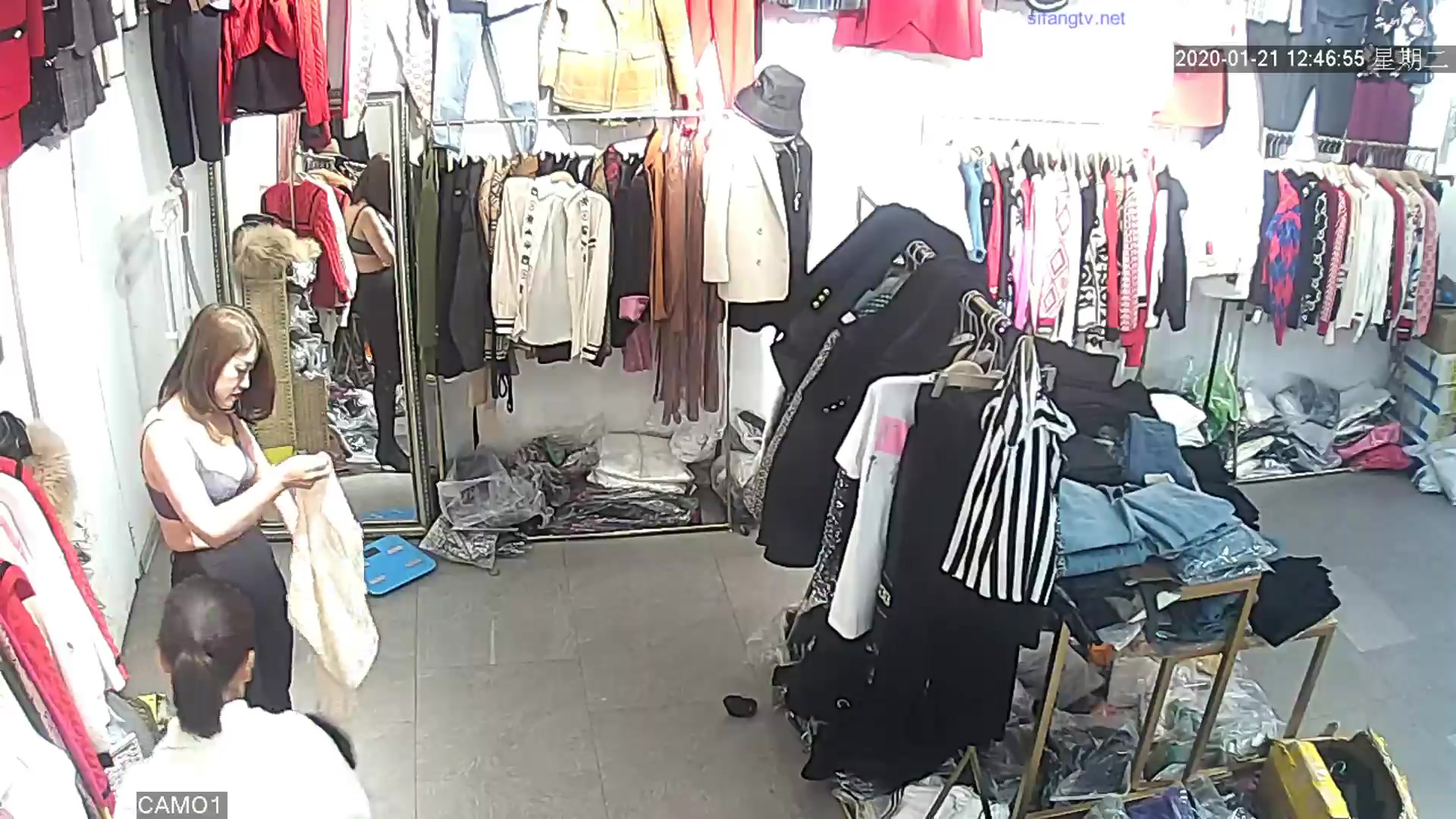 駭客破解網路攝像頭監控偷拍服裝店試穿衣服的美女超像迪麗熱巴的網紅臉美女一對人造大奶子