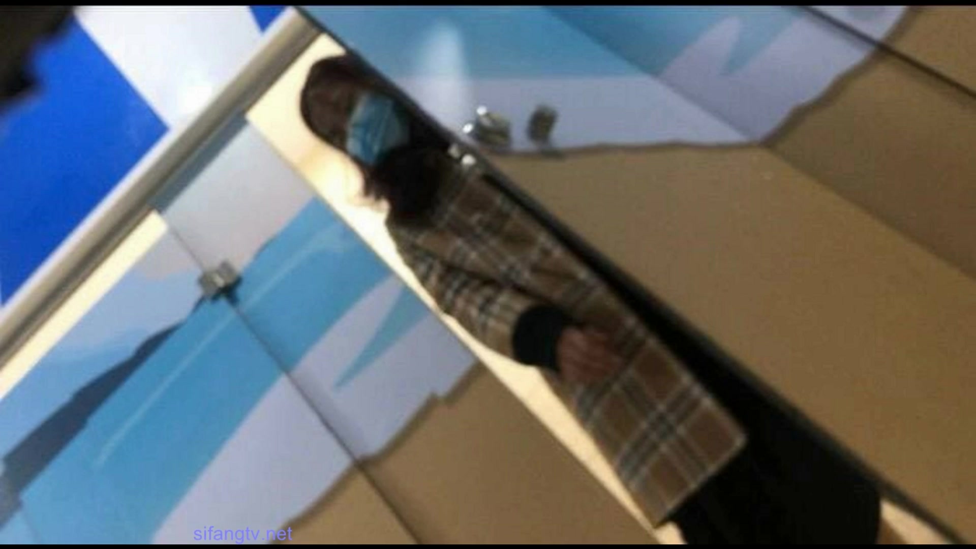 2021三月最新流出極品廁拍潛入《某大型購物中心》女廁偷拍美女尿尿第3季吊著白帶的極品稀毛小肥鮑