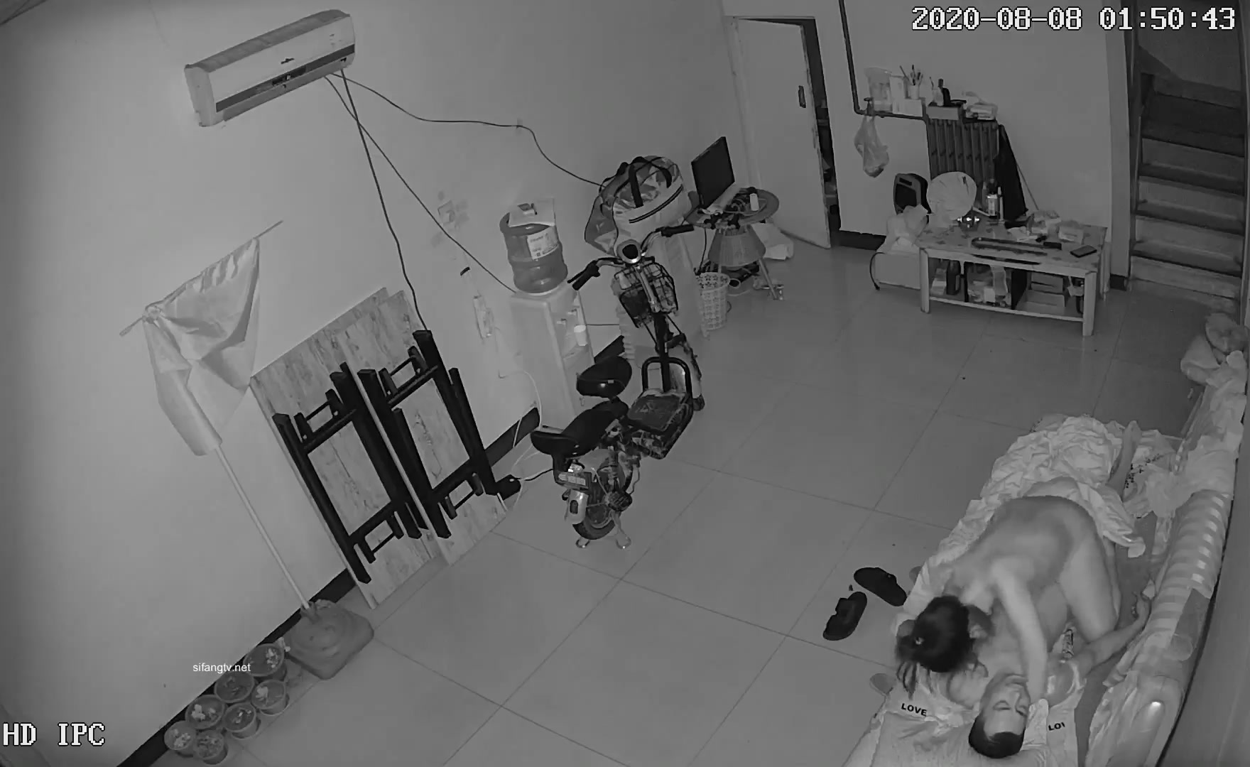 駭客破解家庭網路攝像頭監控偷拍非常恩愛的夫妻，經常晚上在沙發上啪啪啪