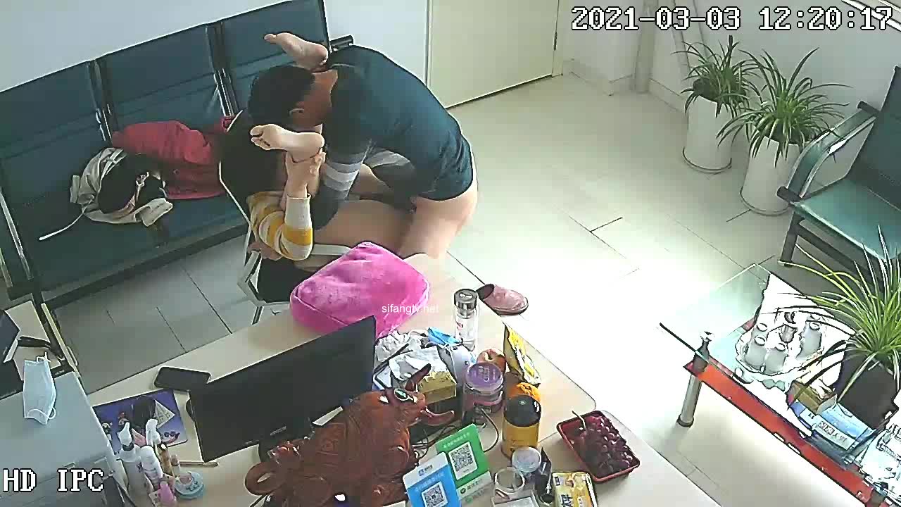 破解攝網路攝像頭偷拍❤️女財務來經理辦公室在椅子上偷情女的褲子沒穿就拿紙巾擦地估計怕留下證據被發現