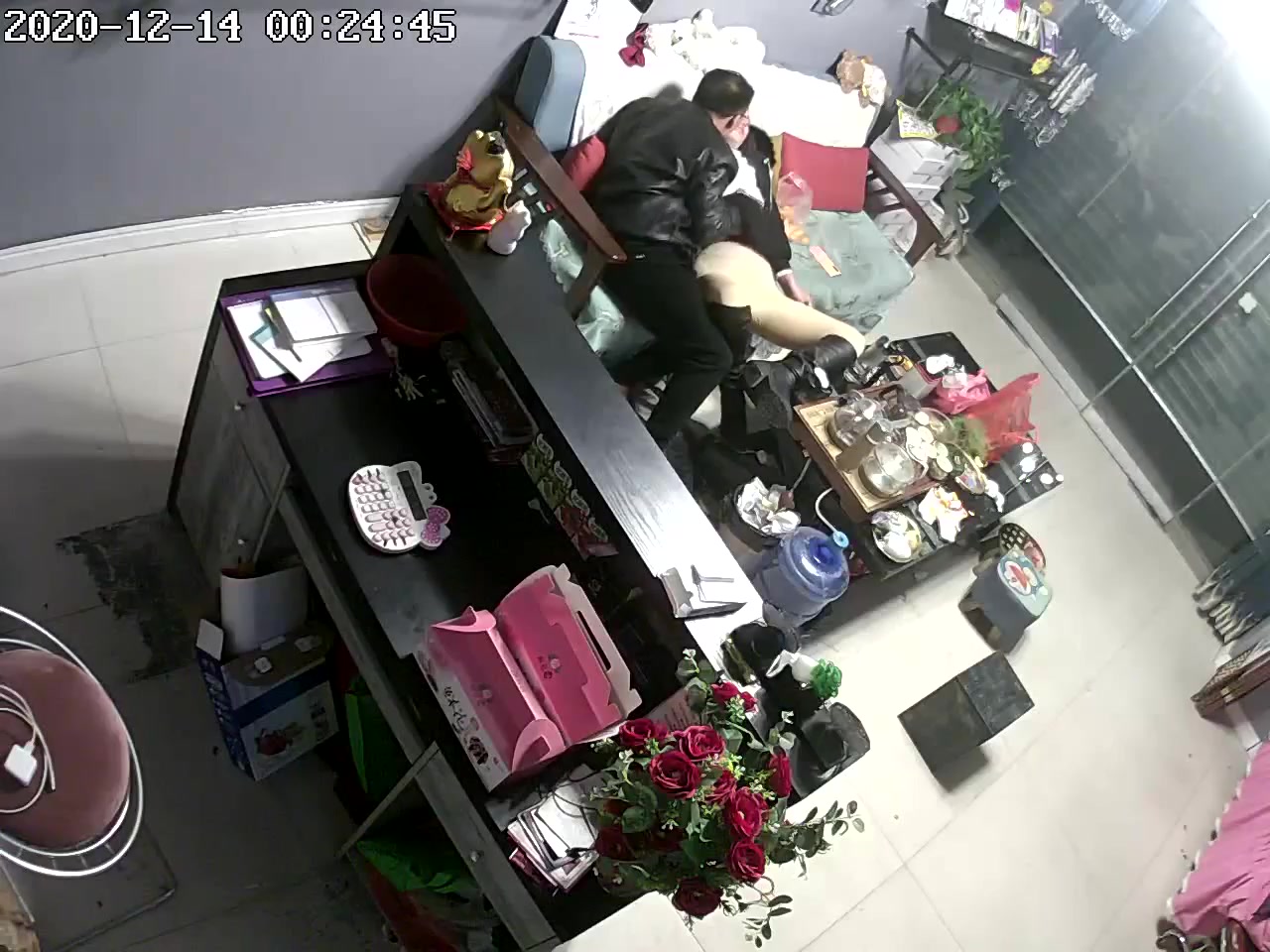 《破解家庭攝像頭》監控偷拍鮮花店老闆娘在大廳給情夫吹簫閨蜜突然出現把她支開繼續口爆