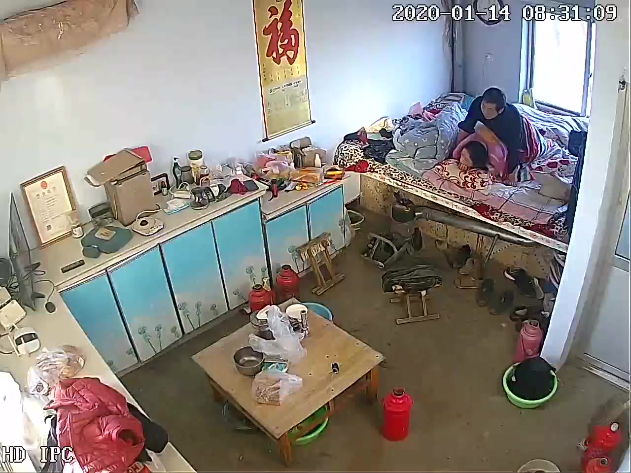 《破解家庭攝像頭》監控偷拍奇葩的家庭目測兒子都上高中了還和爸媽一塊睡兒子上學後抓緊時間啪啪啪