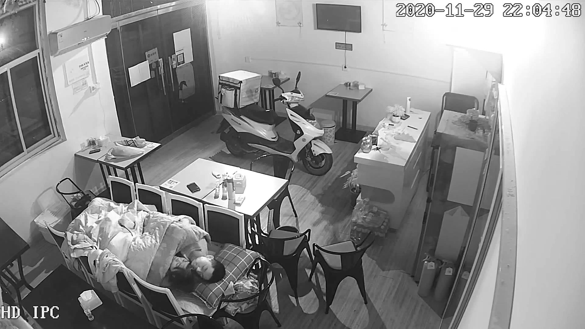 《破解網路攝像頭》小飯店打樣後年輕小老闆和服務員在裡面用凳子搭個簡易床上啪啪