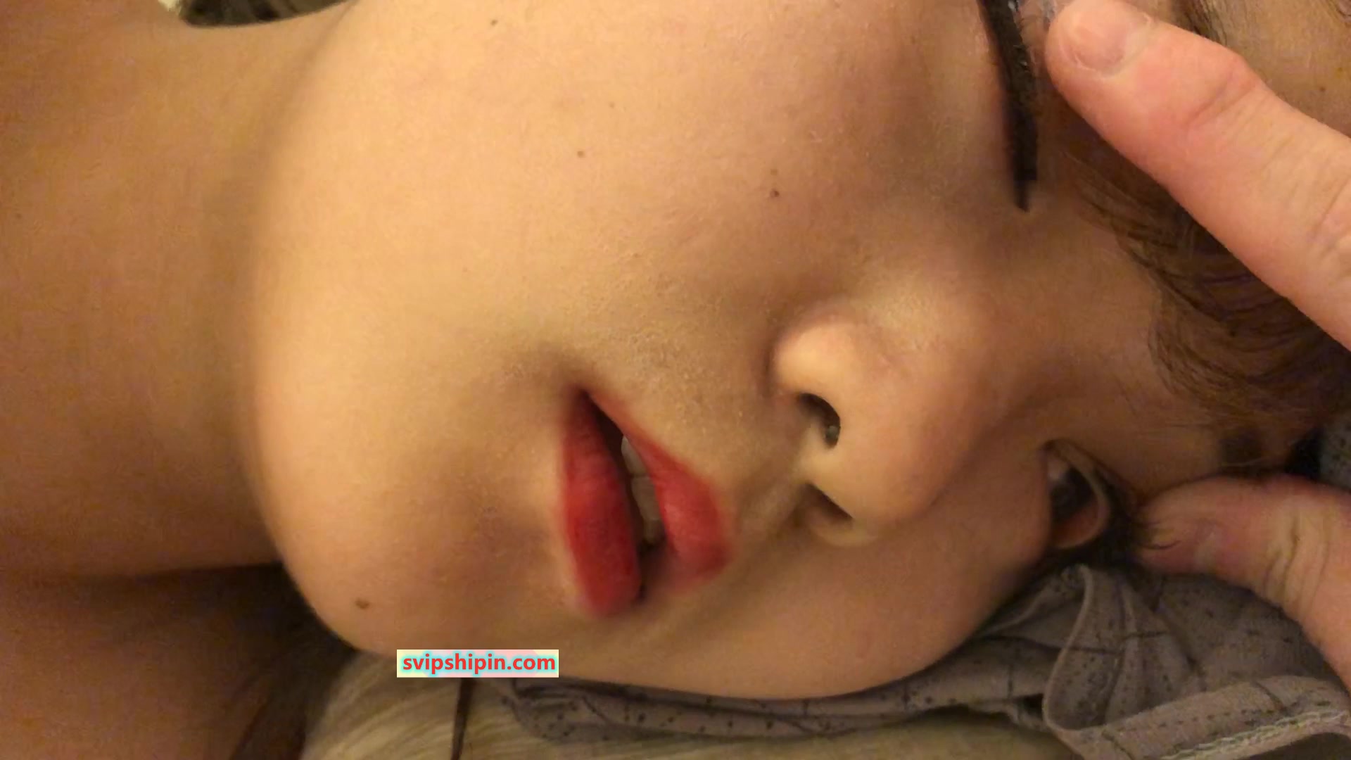 私房2021最新震撼發售迷姦19歲網紅臉可愛學生黨爆菊翻眼死豬玩弄1080P高畫質版 (2)