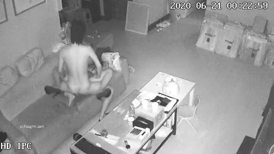 駭客破解網路攝像頭監控偷拍淘寶內衣模特穿著情趣內衣和攝影師在庫房的沙發上啪啪被顏射臉上