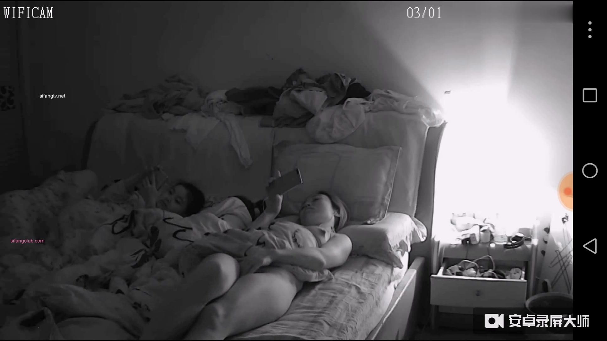 《破解家庭網路攝像頭》監控偷拍不安分的媽媽幾個孩子睡旁邊一邊看手機一邊自慰