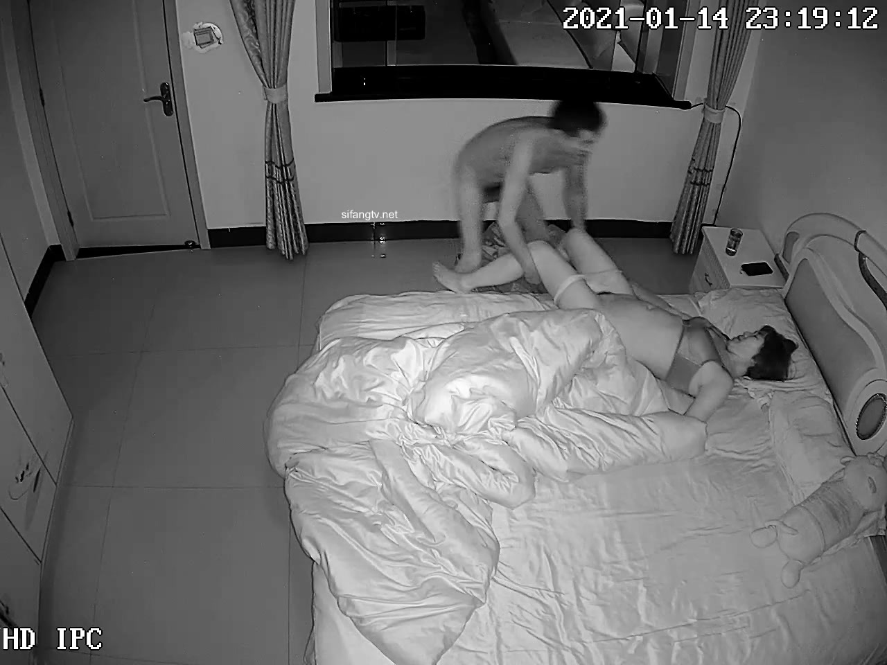 2021最新精心整理居家、診所、寵物店網路攝像頭被黑TP多對夫妻日常性生活對比一下還是身材精瘦禿頂大叔乾的生猛2V1