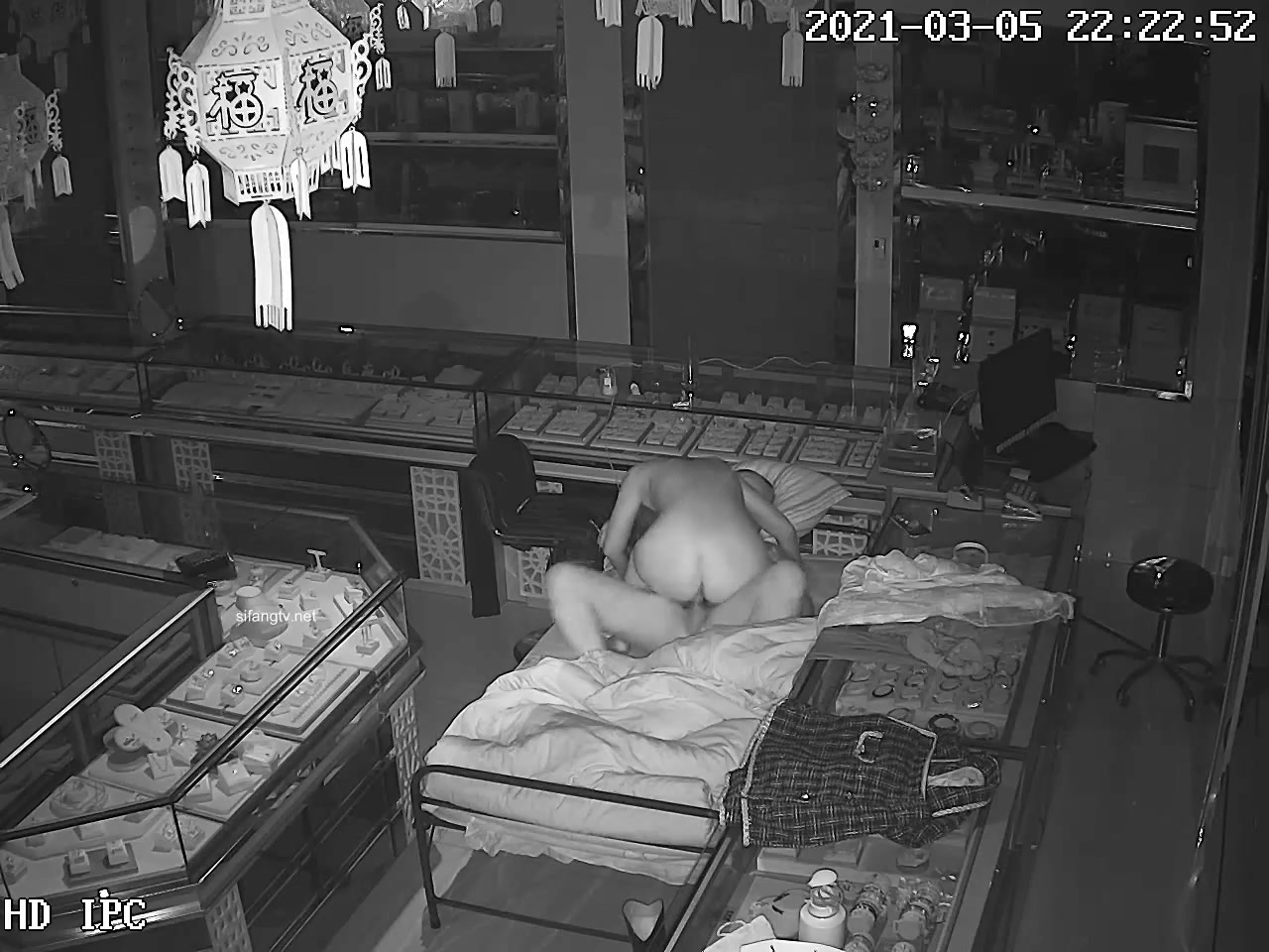 2021三月破解網路攝像頭監控偷拍玉石首飾櫃檯旁老闆晚上看店和苗條富姐型媳婦在簡易床上啪啪