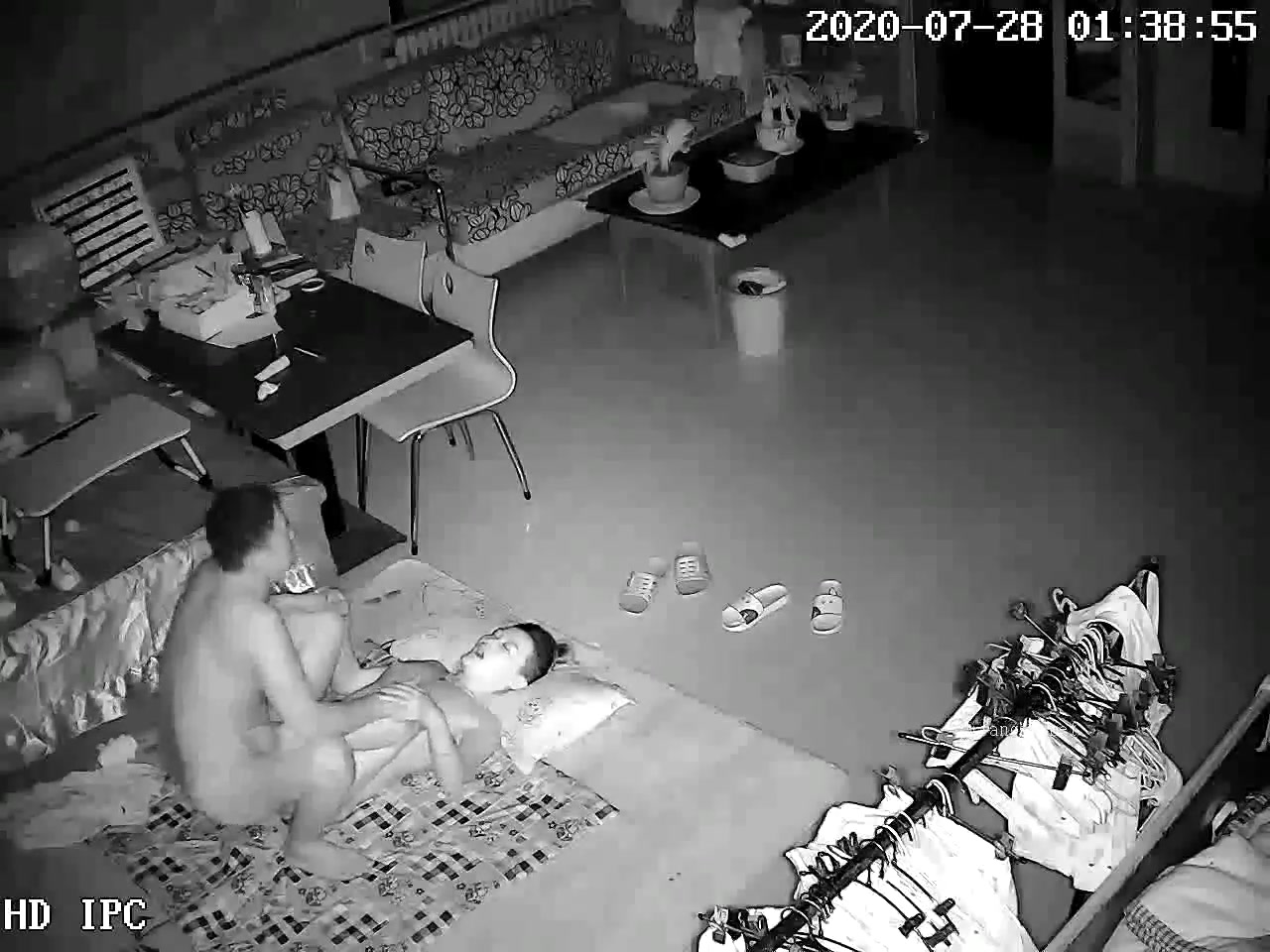 破解家庭網路攝像頭監控偷拍天氣熱小夫妻半夜在客廳打地鋪激情啪啪啪