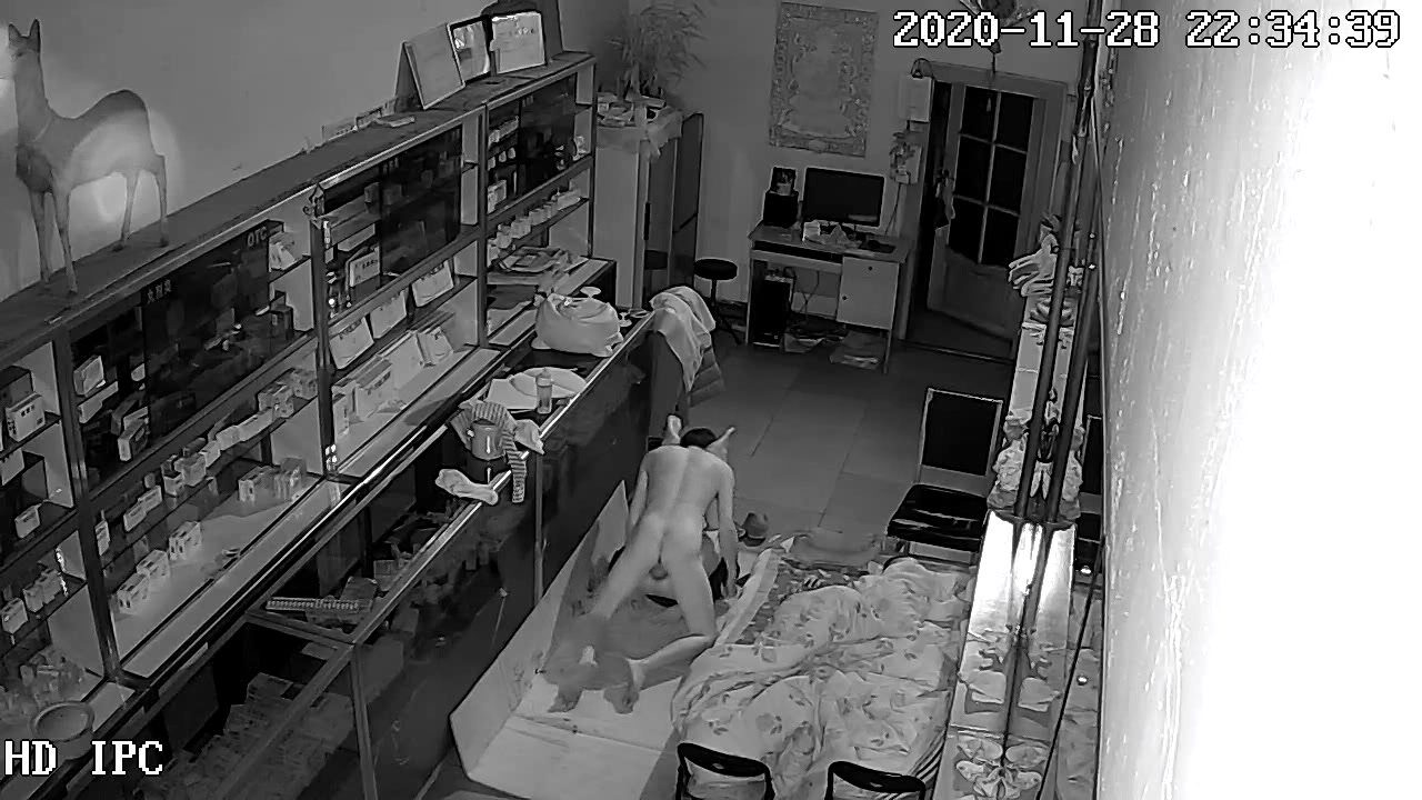 駭客破解網路攝像頭監控偷拍住在商鋪的夫妻怕動作太大把簡易床弄壞了用紙箱鋪在地上啪啪啪