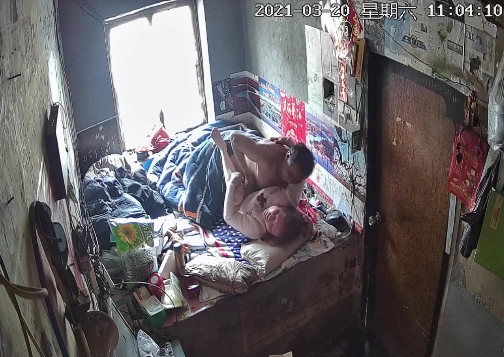 真實農村家庭攝像頭TP大奶婦女躺炕上與收廢品男人偸情邊聊邊給揉肚子循序漸進鎖好門脫光開肏呻吟聲好嫩方言對白