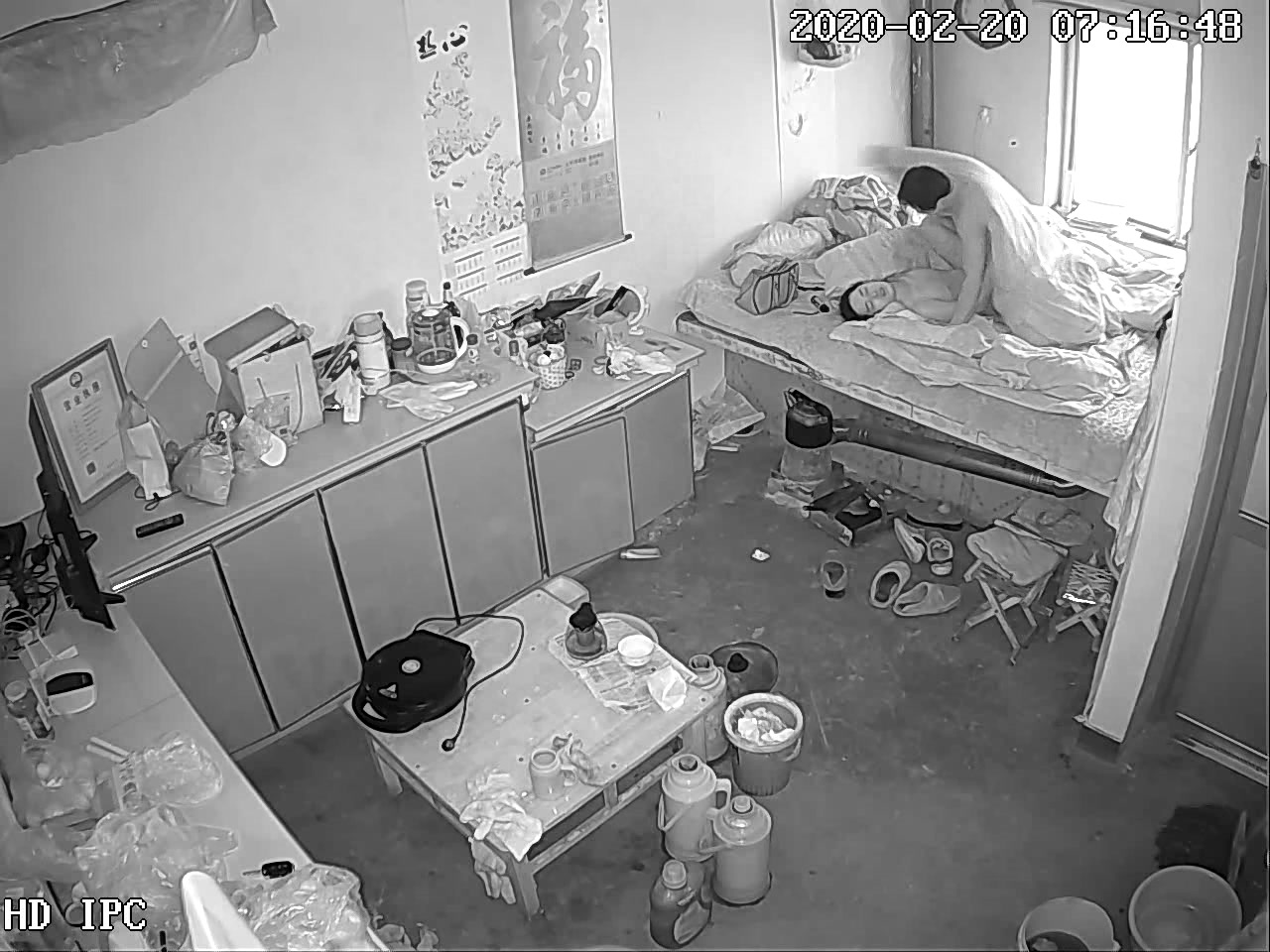 破解家庭網路攝像頭監控偷拍老哥早上睡醒性衝動上班前和媳婦啪啪啪