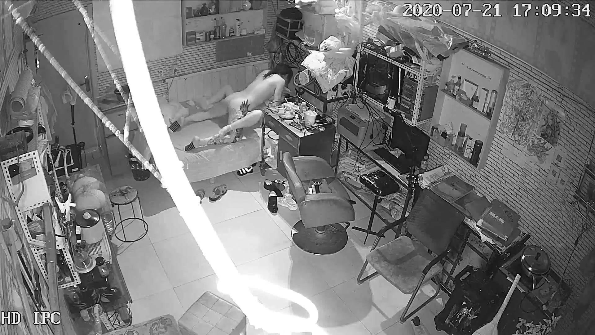 駭客破解家庭網路攝像頭偷拍文藝中年男和女炮友下午吃飯點在漫畫工作室的簡易小床激情啪啪