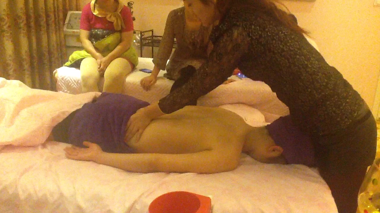 東北美容院【雙眼皮大美人】豐胸按摩實拍，閨蜜和男性朋友陪著去，『你別拍我臉行嗎』，你把臉轉過去，『你老公看著你這胸有感覺嗎』，大量有趣對白！