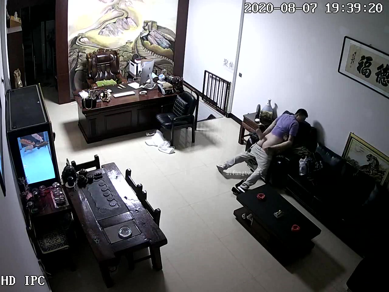 駭客破解網路攝像頭偷拍老闆下班前和性感女秘書在辦公室幹一炮才回家