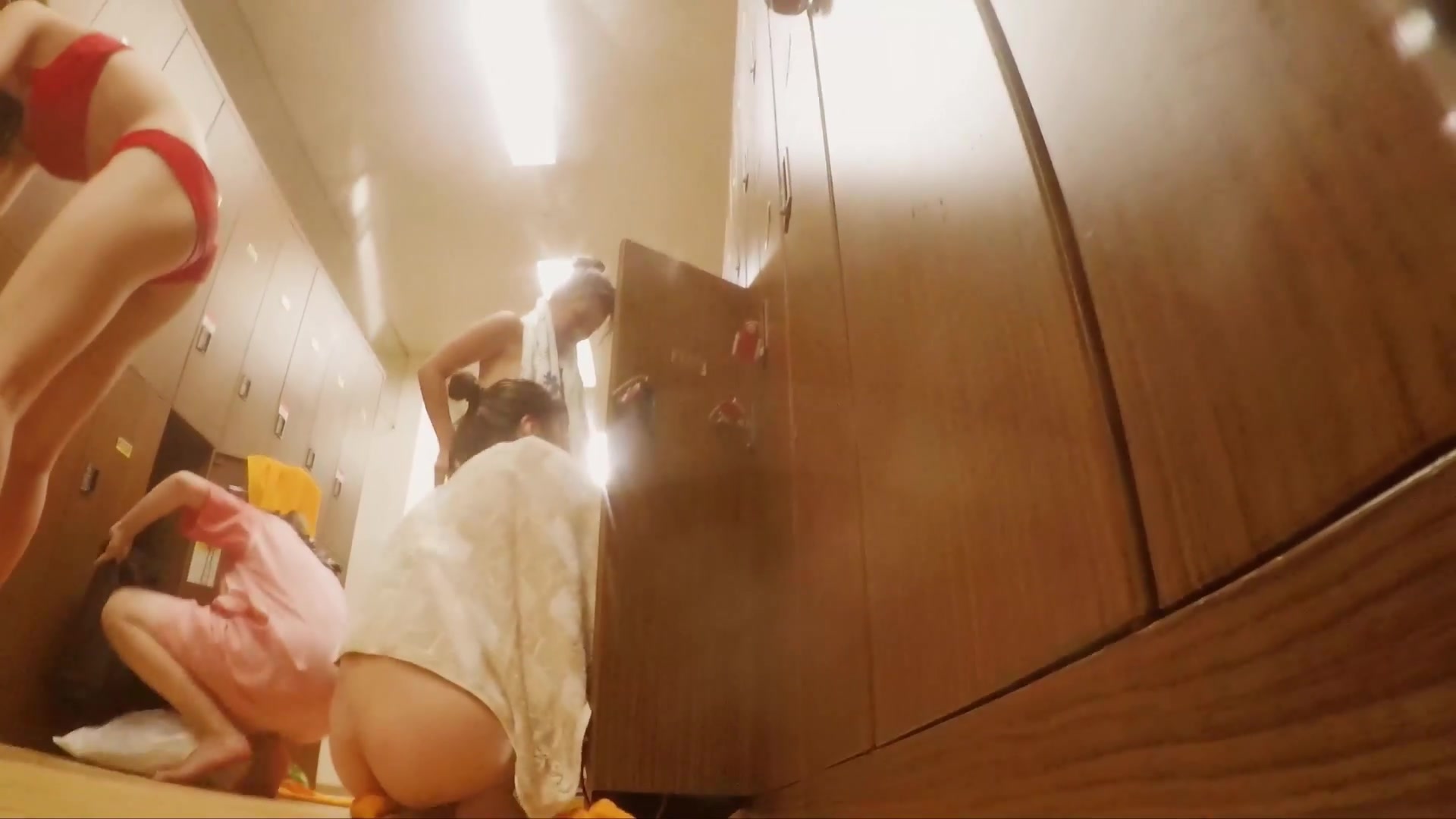 最新流出溫泉洗浴戲水度假酒店女士更衣間內部偸拍年輕妹子居多妙齡少女身材沒得說一個賽一個