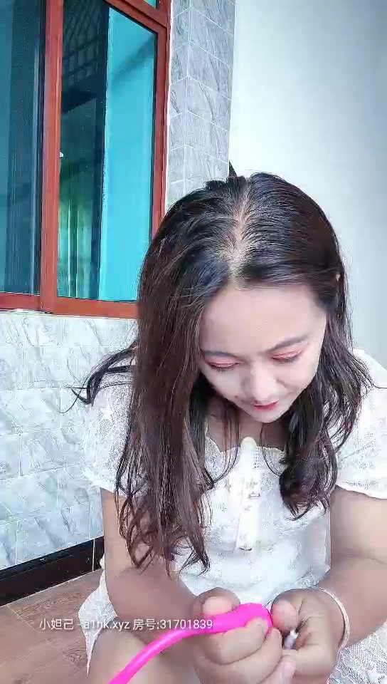 農村居家少婦全程露臉大秀直播，顏值不錯大騷奶子直接在樓梯口大秀自慰，道具激情插逼浪蕩呻吟精彩不要錯過