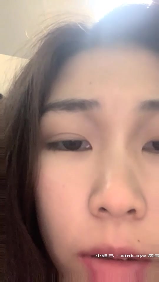 座標杭州【唐人街探案】熱門場次【小花妹妹開播】電影院裡座無虛席，塞著跳蛋自慰，緊張刺激，看到一半到廁所脫光自慰噴水