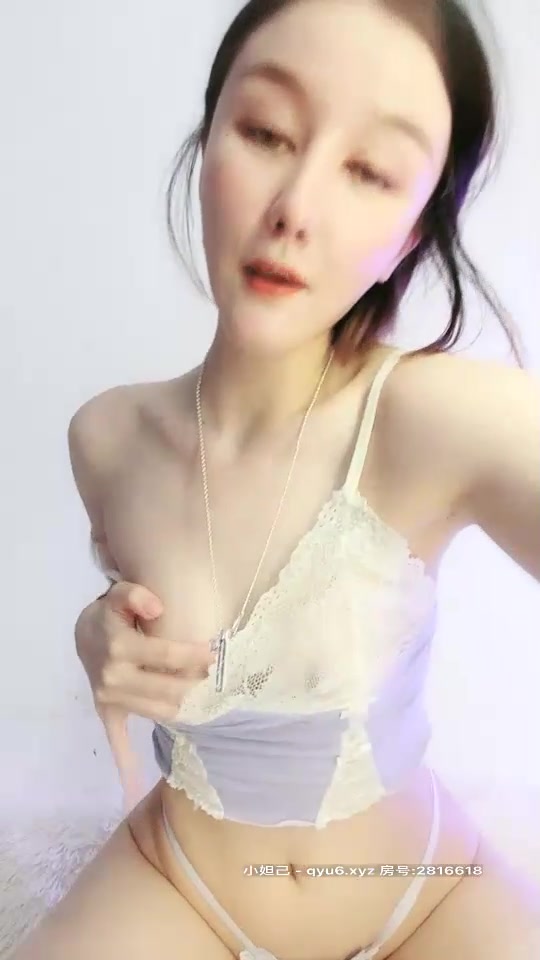 布拉德沐恩高顏值網紅妹子情趣珍珠內褲誘惑，揉搓貧乳脫下內褲翹屁股露逼，近距離特寫珍珠拉扯摩擦