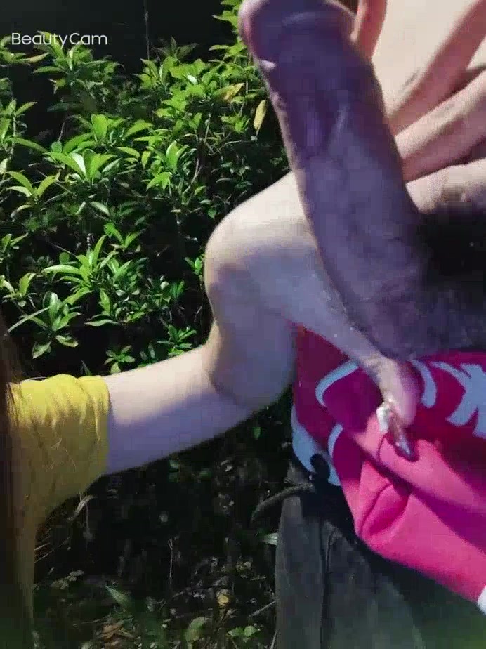 騷美女路邊勾引小弟弟，』你是讀初三嗎，對班裡的女生有感覺嗎『，有，』姐姐幫你破處好嗎『，對話超淫超刺激！