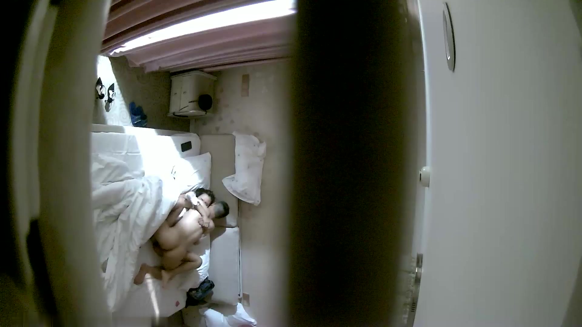 酒店空調出風口偷放攝像頭偷拍兩對炮友開房蕾絲裙少婦怕查房被抓撩起裙子直接幹