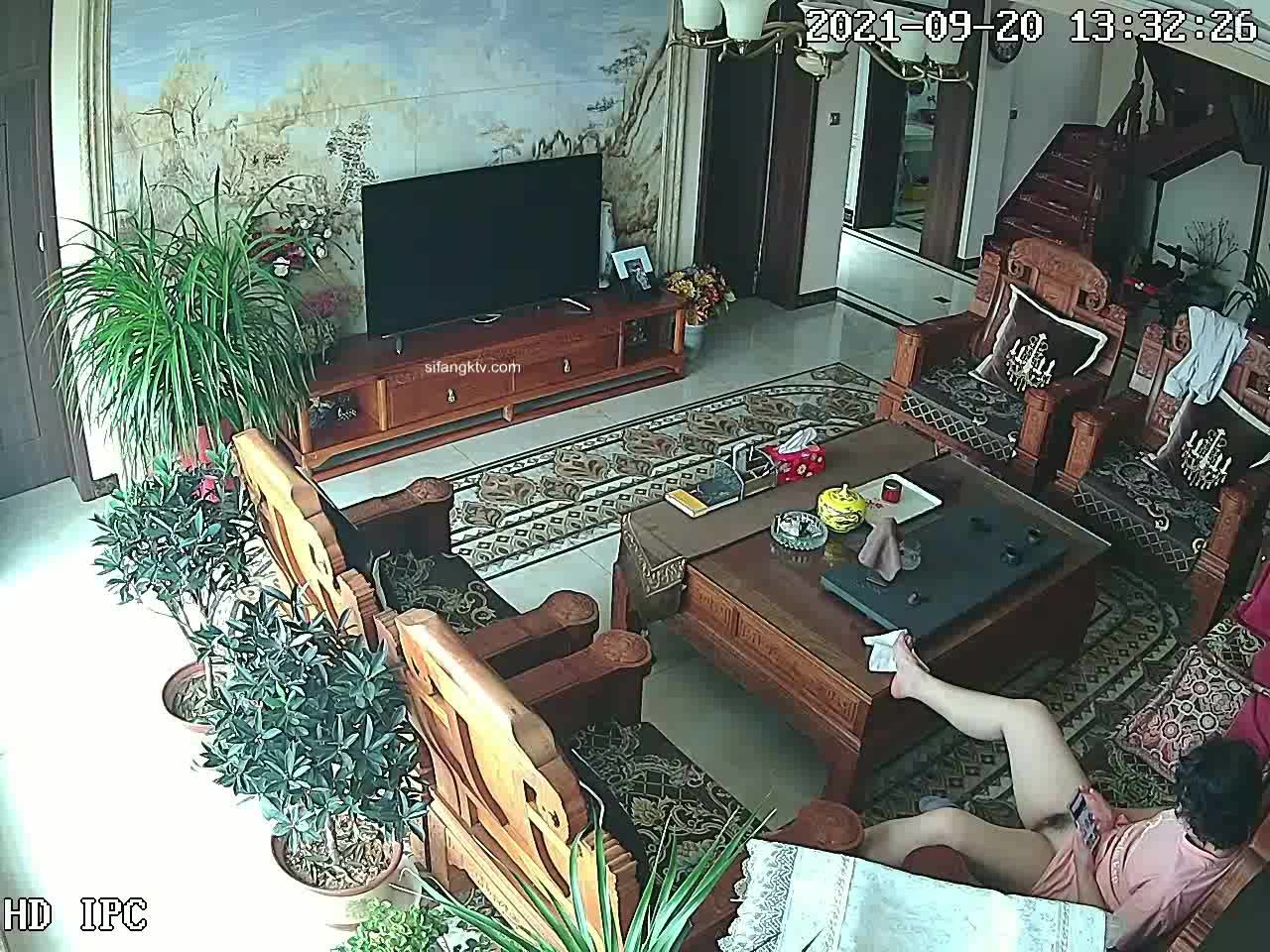 【稀缺破解攝像頭】熟女VS少女看手機自慰的方式跟區別 看手機裡男神解決身體需要 快速揉搓陰蒂不停呻吟 (1)