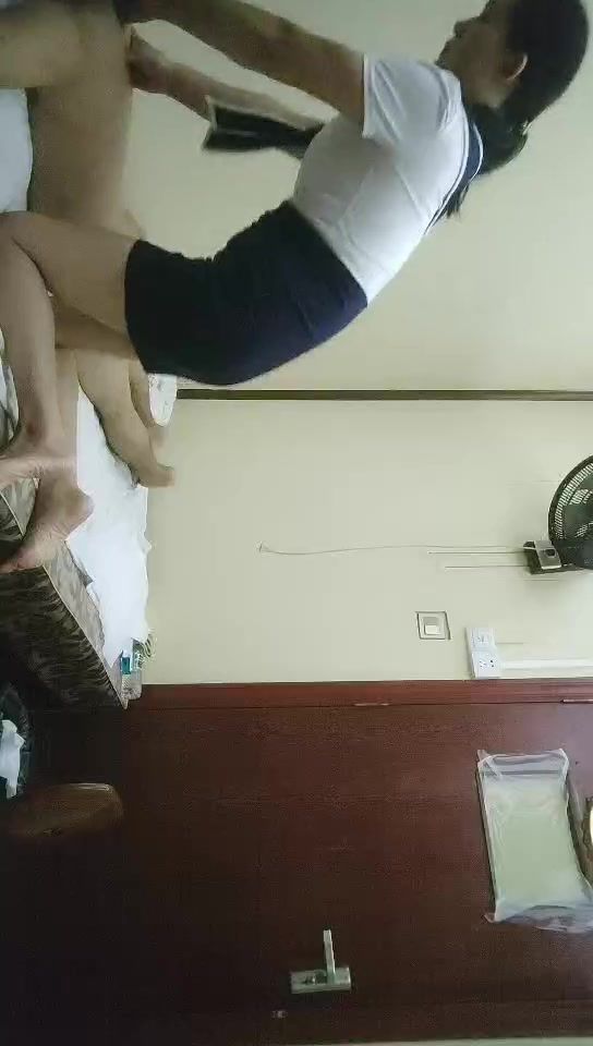 小黑探花騎車上門找女技師，按摩乳推服務周到，搞半套不操，舔屌口交沒幾下就搞射