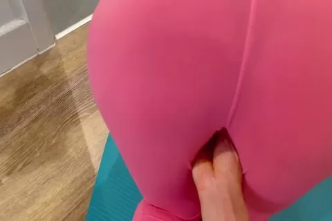 台灣本土自拍 少婦做瑜珈 幫她抹油爆菊花