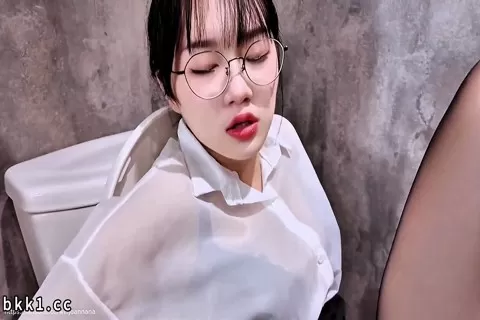 台灣AV外流 反差嫩妹 魏喬安 黑絲美女OL在公司偷偷自慰被上司發現幹到噴水 NTR調教凌辱找朋友來乾色OL